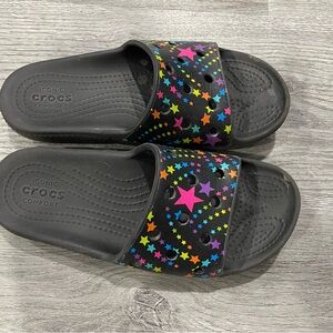 Crocs Iconic Comfort Star Slides - Black Multicolor
